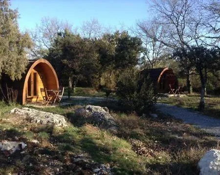 Roulottes Et De Saint Cerice Campeggio