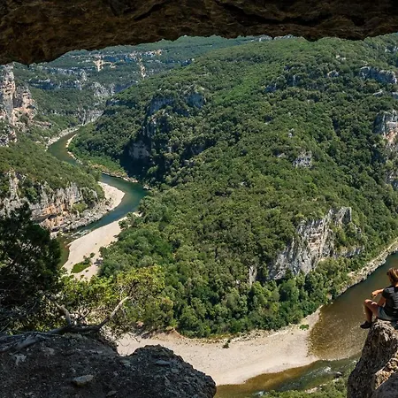 Roulottes Et De Saint Cerice Camping