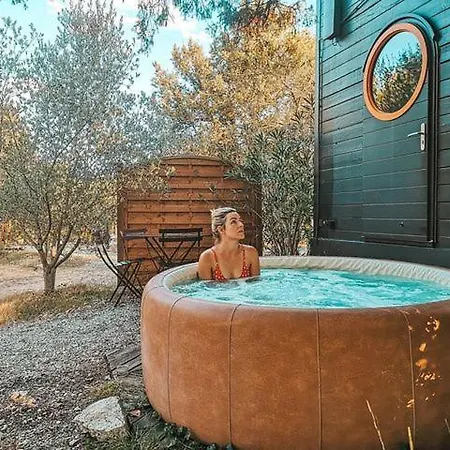 Roulottes Et De Saint Cerice Campsite Vogue