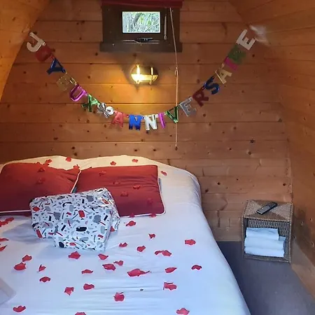Camping Roulottes Et De Saint Cerice *