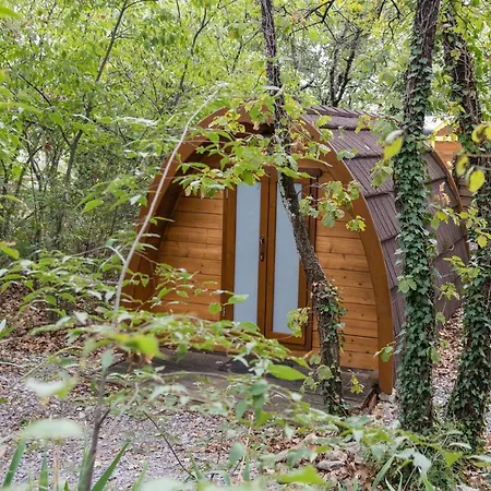 Roulottes Et De Saint Cerice Camping Vogue