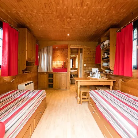 Roulottes Et De Saint Cerice Camping Vogue
