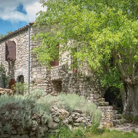 Roulottes Et De Saint Cerice Camping *