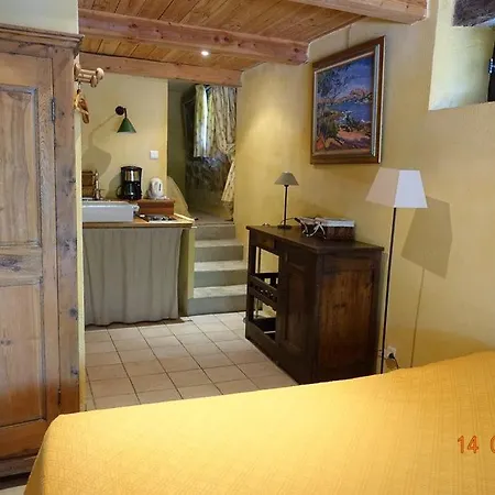 Roulottes Et De Saint Cerice Camping Vogue