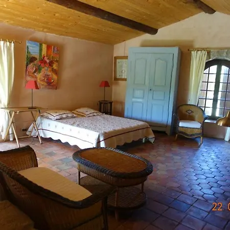 Roulottes Et De Saint Cerice Camping *