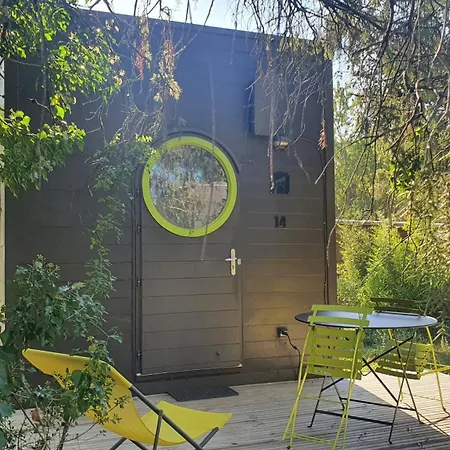 Camping Roulottes Et De Saint Cerice *