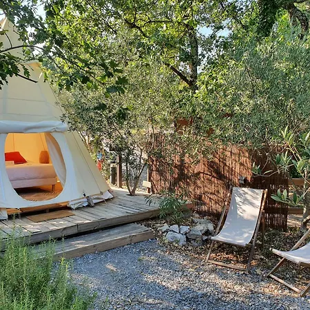 Roulottes Et De Saint Cerice Camping *