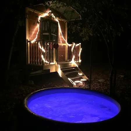 Roulottes Et De Saint Cerice Campsite