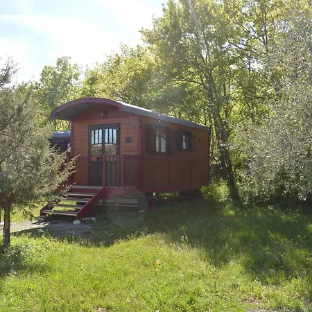 Roulottes Et De Saint Cerice Campsite