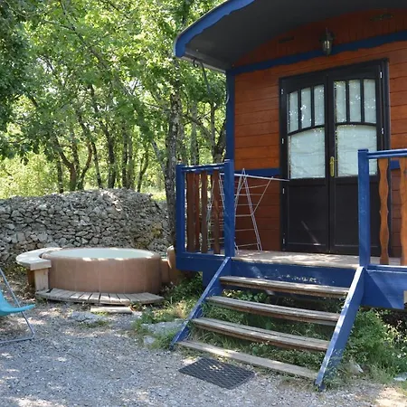 Roulottes Et De Saint Cerice Campsite Vogue